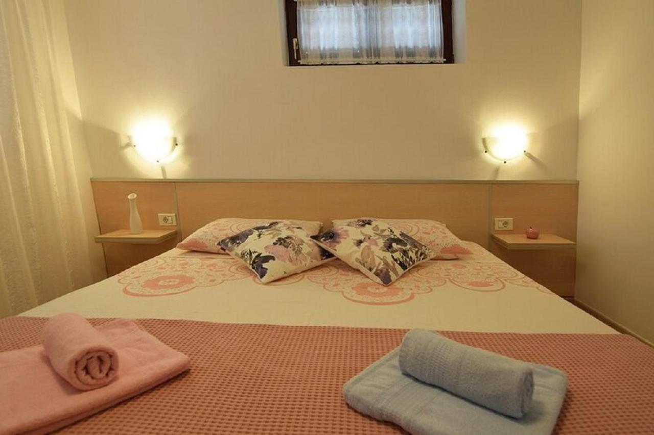 Apartmani Sole Pjescana Uvala Exterior photo