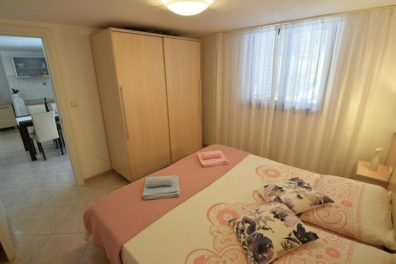 Apartmani Sole Pjescana Uvala Exterior photo